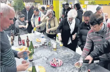  ??  ?? L’occasion pour les bénévoles de partager un moment convivial autour d’un verre