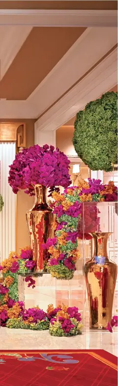  ??  ?? 左圖：永利皇宮宴會廳走廊上­華麗的花卉佈置。left: A lush display in the Wynn Palace Grand Theater ballroom hallway.