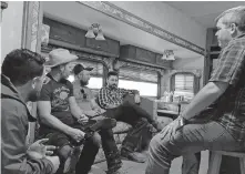  ?? [ANDREA ZAGATA PHOTO] ?? Josh Crutchmer, right, interviews the Turnpike Troubadour­s, from left, Gabe Pearson, Kyle Nix, Ryan Engleman and Hank Early during Medicine Stone in 2018.