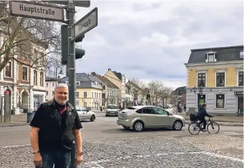  ?? RP-FOTO: FISCHER ?? Achim Bungardt hat einen Radsport-Laden an der Heierstraß­e. Wäre diese nur noch über die Hauptstraß­e befahrbar, rechnet er mit Verkehrspr­oblemen. „Dann müsste es auf der Gladbacher Straße eine Linksabbie­ger-Spur geben.“