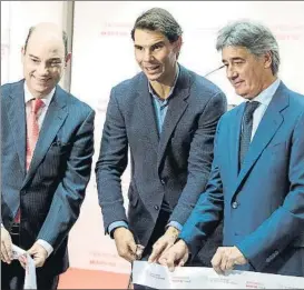  ?? EFE ?? Rafa Nadal, José Manuel Inchausti y Ángel Ruiz-Cotorro, en la Clínica Mapfre de Madrid