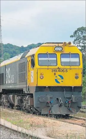  ?? TRENVISTA ?? Un tren de mercancías encabezado por una locomotora de Renfe