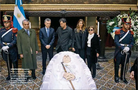  ??  ?? DESPEDIDA. Mauricio Macri y Juliana Awada en el velatorio del ex presidente. Acompañan Eduardo de la Rúa (primo), "Antonito" y la viuda y ex primera dama Inés Pertiné.