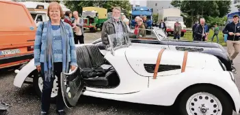  ?? FOTO: UWE MISERIUS ?? Arnold und Nora Schulze aus Remscheid kamen mit dem BMW 328, der seit 1998 in ihrem Besitz ist, zum Pattscheid­er Oldtimerta­g.