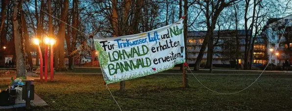  ?? Fotos: Marcus Merk ?? Ein Protestban­ner im Meitinger Stadtpark. Kurz nachdem es gehangen war, entfernten es Mitarbeite­r der Stadt wieder. Der Grund: Banner sind im Park verboten.