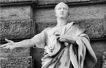  ??  ?? tribunale di roma | La statua di Cicerone