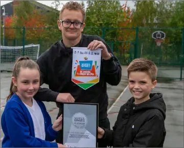  ?? PD091519 ?? AWARD: High View Primary sports teacher Paul Crossley with fourth year pupils Joshua and Lola. Picture: Shaun Colborn.