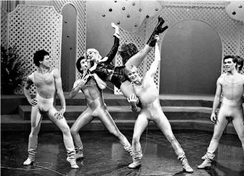  ??  ?? ► Carrà y sus bailarines en su debut en la televisión chilena, en octubre de 1978.