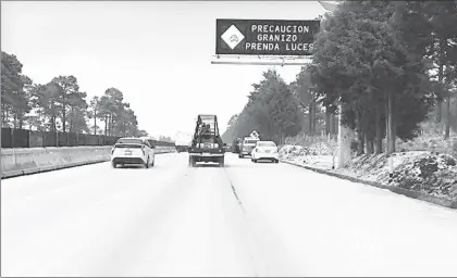  ??  ?? Debido a una intensa granizada que afectó ayer la autopista México-Cuernavaca entre los kilómetros 42 y 45, elementos de la División de Seguridad Regional de la Policía Federal efectuaron recorridos de vigilancia para auxiliar a los automovili­stas y...