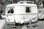  ?? Foto: dpa, Hymer GmbH & Co. KG , erwin-hymer-museum.de ?? 1960er: Camping wird immer beliebter, es entsteht eine Campingind­ustrie. Inzwischen bietet auch Eriba Wohnwagen an (unten links), ihr erstes Caravan-Modell bauen Erich Bachem und Erwin Hymer bereits 1957. Auch das Zelten ist beliebt.