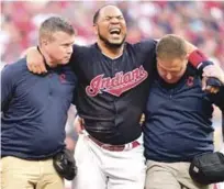  ?? AP ?? Edwin Encarnació­n se vio con mucho dolor cuando era ayudado por dos compañeros a salir del terreno tras sufrir la torcedura de su tobillo en la primera entrada del juego.