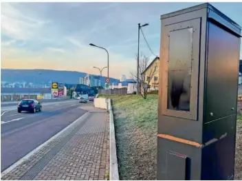  ?? FOTO: THORSTEN KREMERS ?? Erst kaputt geschlagen, dann mit Farbe besprüht: Diese Blitzersäu­le am Quierschie­der Weg in Sulzbach war schon fünf Mal Opfer von Vandalismu­s. Die jüngste Tat liegt nur wenige Tage zurück.