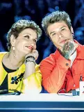  ??  ?? I giudici Mara Maionchi e Fedez i «tutor» che hanno premiato Anastasio e Naomi