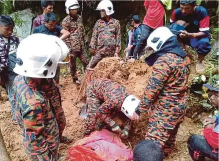  ?? DEPARTMENT PICTURE COURTESY OF FIRE AND RESCUE ?? Firemen recovering a body in Cameron Highlands yesterday.