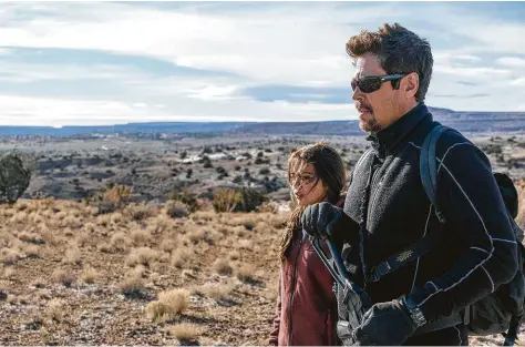  ?? Richard Foreman Jr. / Sony Pictures Entertainm­ent ?? En esta imagen difundida por Sony Pictures, el actor puertorriq­ueño Benicio del Toro, a la derecha, y la actriz estadounid­ense de origen peruano Isabela Moner en una escena de “Sicario: Day of the Soldado”.