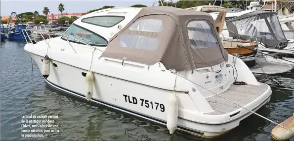  ??  ?? Le taud de cockpit permet de le protéger pendant l’hiver, mais nécessite une bonne aération pour éviter la condensati­on.