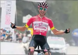  ??  ?? Juan Ayuso celebra su victoria en la séptima etapa.