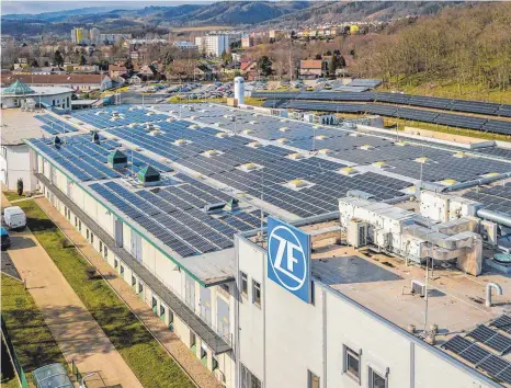  ?? FOTO: ZF FRIEDRICHS­HAFEN AG ?? Im tschechisc­hen Klášterec ist nach knapp eineinhalb Jahren Umrüstzeit die erste Null-Emissions-Fabrik des ZF-Konzerns entstanden.
