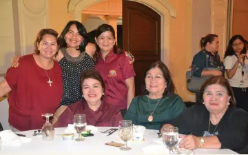  ??  ?? ELINOR Martelino of El Bonita with guests at the Dinner for a Cause