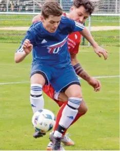  ?? Foto: Dieter Mack ?? Auch Matthias Bosch (blaues Trikot) bemühte sich, doch am Ende gab es für die Dei ninger nach 15 Spielen wieder einmal eine Niederlage.