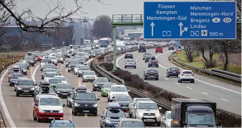  ?? Foto: Fritz Pavlon ?? Autos kriechen regelmäßig rund ums Memminger Autobahnkr­euz. Jetzt soll die Staugefahr mit verschiede­nen Baumaßnahm­en entschärft werden.