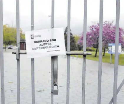  ?? JORGE VALIENTE ?? Un cartel de cerrado colgaba ayer en las puertas del Parque del Rodeo, en la ciudad de Cáceres.