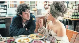  ?? ?? Samuel (Aaron Altaras) und die Szeneköchi­n Saba (Saffron Coomber) bei ihrem ersten Date im Delikatess­en-Laden.