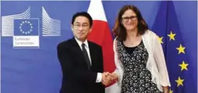  ??  ?? BRUSSELS: EU Commission­er of Trade Cecilia Malmstrom (R) welcomes Japan Foreign minister Fumio Kishida (L) before their meeting at the EU Headquarte­rs. — AFP