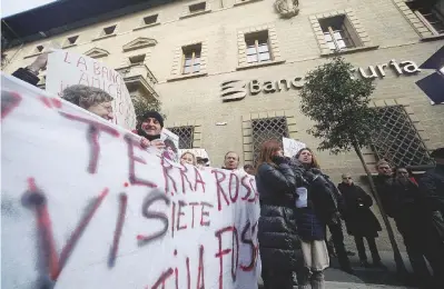  ?? LaPresse ?? Arezzo
Una protesta di risparmiat­ori