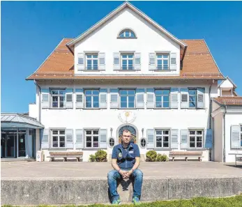  ?? FOTO: CHRISTIAN FLEMMING ?? Herbergsva­ter Dirk Umann vor der Herberge in Lindau am Bodensee: Noch scheint die Sonne, doch im Winter droht gähnende Leere – der Jugendherb­ergsverban­d hofft, dass Klassenfah­rten bald wieder erlaubt werden.