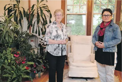  ?? TROY FLEECE ?? Joyce Bethune, left, and Ruth Blaser worked with Regina-based death doulas to help ensure a home vigil was held for their friend, Elizabeth George, after she died of colon cancer last January. “Elizabeth really wanted to have a good death,” recalls...