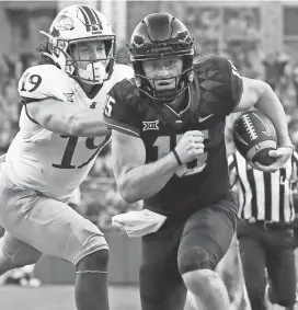  ?? RAYMOND CARLIN III/USA TODAY SPORTS FILE ?? TCU quarterbac­k Max Duggan, right, is defended by Kansas’ Gavin Potter in the second half on Nov. 20 in Fort Worth, Texas.