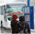  ?? Foto: Sabrina Schatz ?? Regionalbu­s Kunden sind nicht zu benei den: neue Haltestell­en, neue Routen – und April Sauwetter.