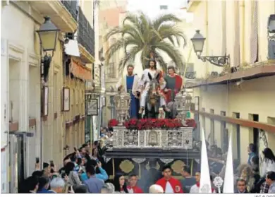  ?? JAVI ALONSO ?? Misterio de la Borriquita a su paso por la calle Tiendas.