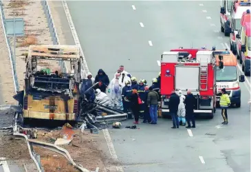  ?? REUTERS ?? Imagen de los restos del autobús normacedon­io en la autopista búlgara, cerca de Bosnek