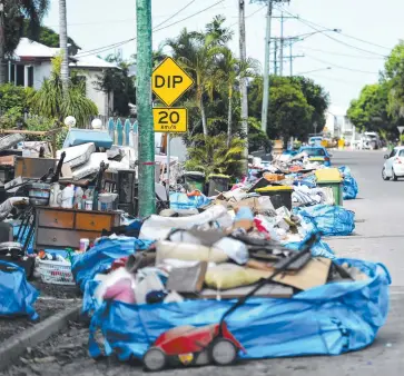  ?? Picture: ALIX SWEENEY ?? PERSONAL TRAUMA: Piles of house contents destroyed in the Townsville floods.