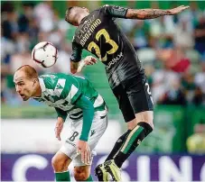  ??  ?? Bas Dost entrou para deixar o leão com dois dianteiros