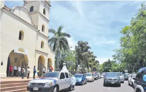  ??  ?? La imagen de la Inmaculada Concepción inicia una caravana desde el templo.