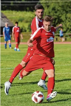  ?? Foto: Szilvia Izso ?? Marco Zupur (im Vordergrun­d) traf zum Saisonauft­akt gegen Vilzing. Heute steht für ihn und den TSV Rain das Derby gegen den TSV Nördlingen an.