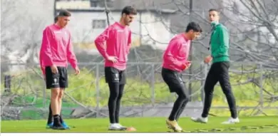  ??  ?? Alberto Ródenas, junto a Bernardo Cruz y Javi Flores, antes de que los cordobeses se retirasen al estadio.