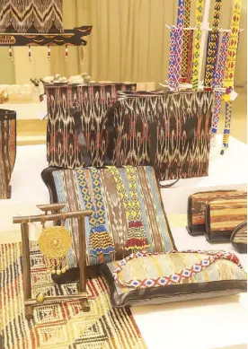  ??  ?? T’nalak
from Lake Sebu, South Cotabato: Rustan’s trains the spotlight on indigenous products and the rich craftsmans­hip of Filipino artisans in its Filipinian­a festival at the 5th floor of Rustan’s Makati this month.