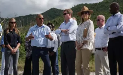  ?? FOTO TP ?? Tadzio Bervoets (tweede links) geeft uitleg aan het Nederlands­e vorstenpaa­r over de schade op Sint-Maarten.