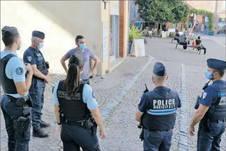  ??  ?? Le Maire Romain LOPEZ avec les policiers et les gendarmes de la patrouille mixte.