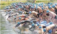  ?? FOTO: SZ-ARCHIV ?? Bereit zum Einstein-Triathlon: Hunderte von Sportler werden am Sonntag mit dem Start in der Donau in den Wettkampf starten.