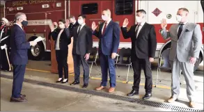  ?? Tyler Sizemore / Hearst Connecticu­t Media ?? First Selectman Fred Camillo swears in new fire department recruits, from left, Jennifer Osher, Joseph Battinelli, Ryan Crook, Scott Lanahan, and Tim Lewis.