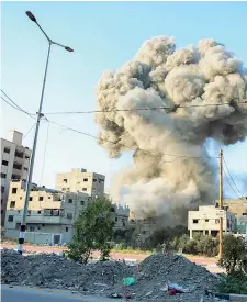  ?? (Afp) ?? A Gaza La colonna di fumo dopo un bombardame­nto israeliano