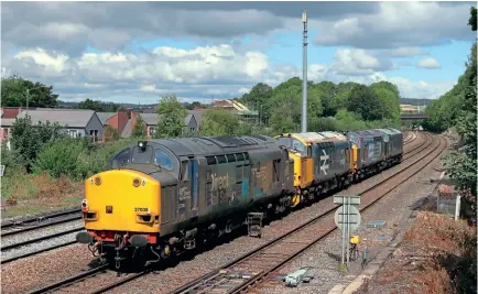  ?? Andy Stoppard ?? The convoy of four ‘Tractors’ (Nos. 37521+37259 +37409 +37038) passes through Chesterfie­ld operating as the 0Z37 10.00 Crewe Holding Sidings to Worksop Sorting Sidings on August 4.