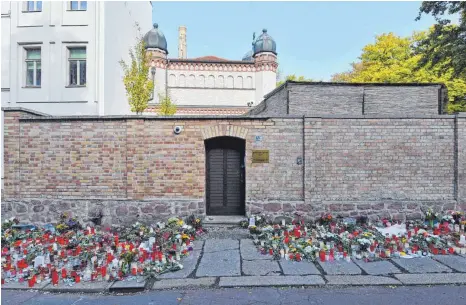  ?? FOTO: HENDRIK SCHMIDT/DPA ?? Antisemiti­smus in Deutschlan­d hat viele Gesichter: von persönlich­en Beleidigun­gen bis zu Anschlägen. Unser Bild zeigt die Synagoge in Halle nach dem rechtsextr­emistische­n Anschlag im Jahr 2019.