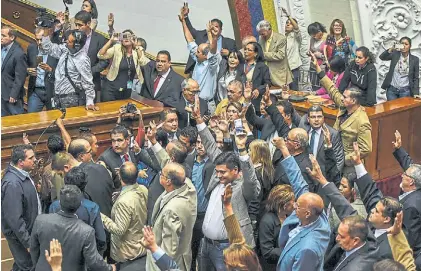  ?? AFP ?? Festejos. Diputados opositores celebran la aprobación por mayoría del proceso contra el presidente.