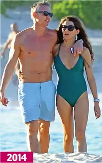  ??  ?? Green goddess: The couple enjoy the St Barts surf
2014